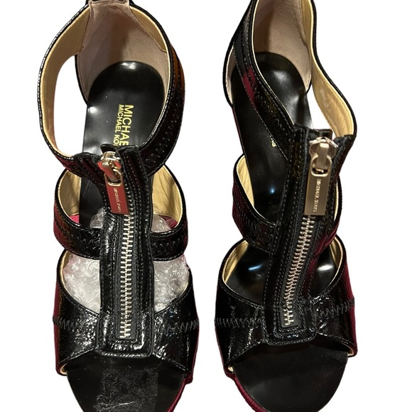 NEW Michael Kors Berkley T-Strap Dress Sandals Black Crinkle Patent  Size 7 1/2M - Picture 3 of 11